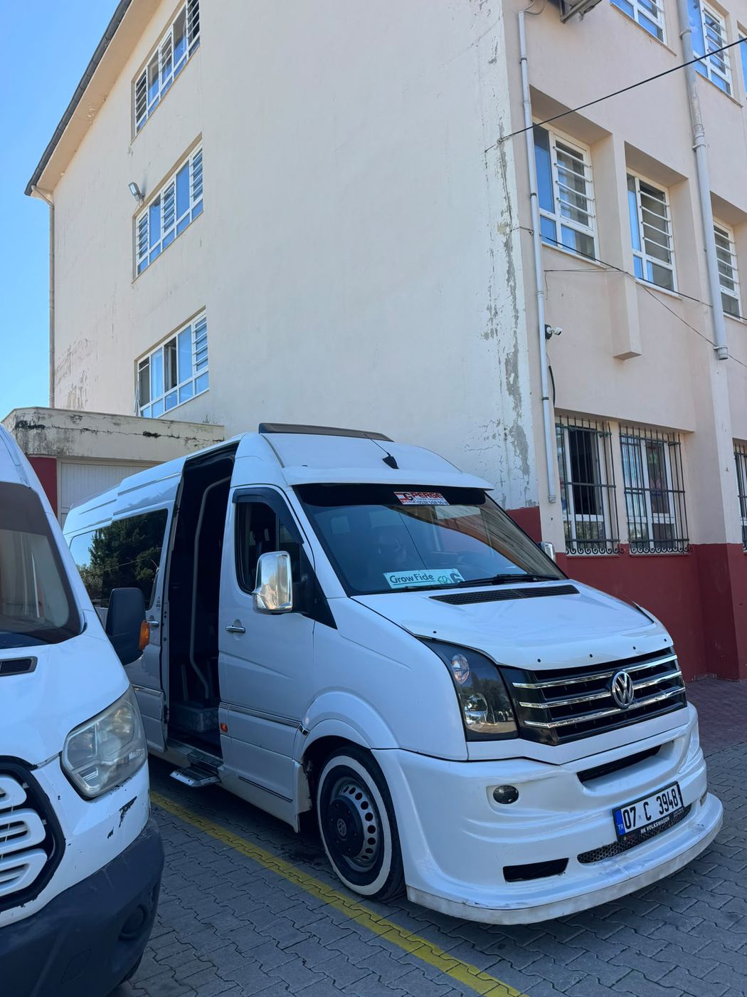 Yan kapısı açık beyaz Volkswagen Crafter.