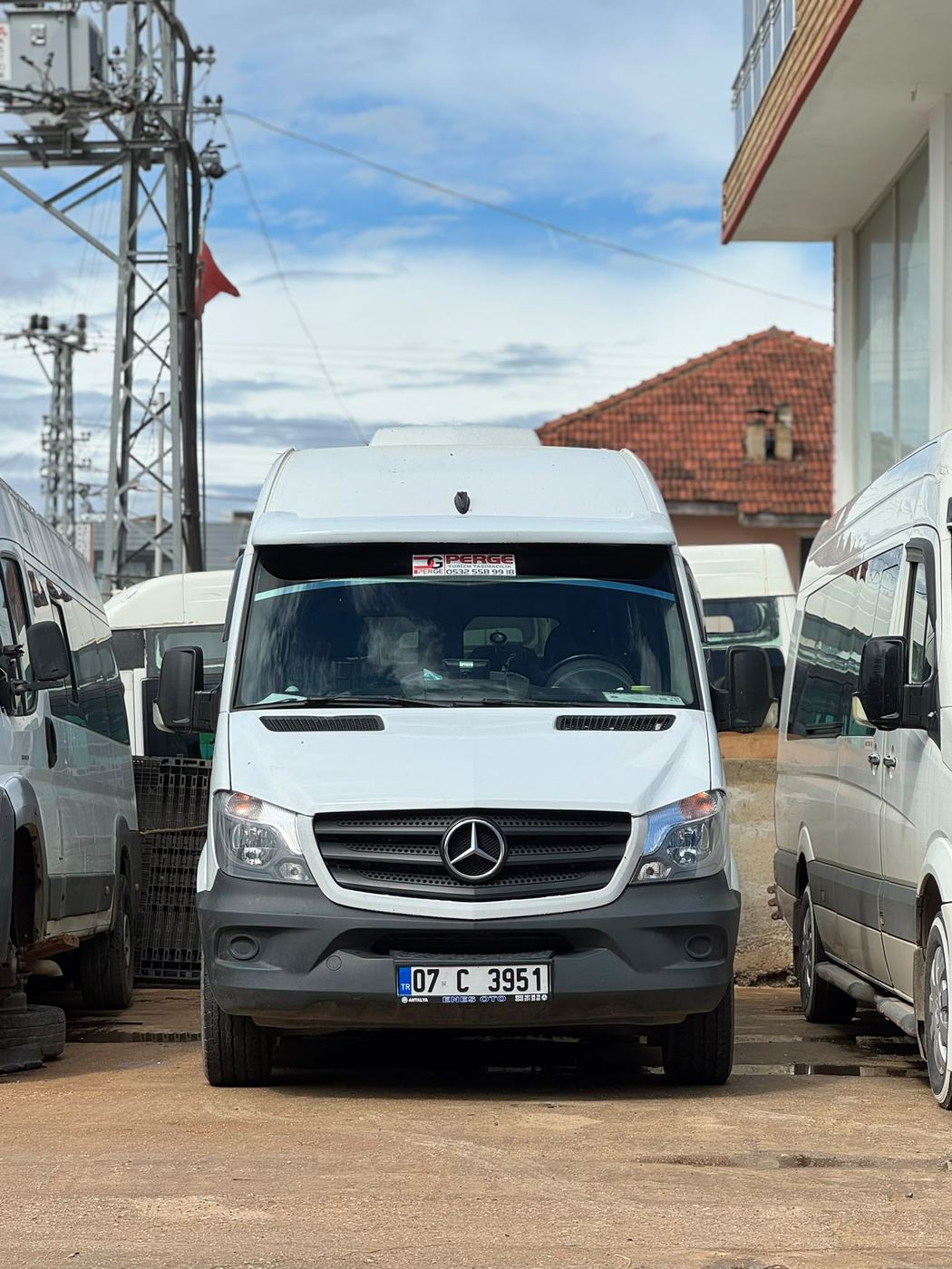 Beyaz Mercedes Sprinter, önden görünüm.