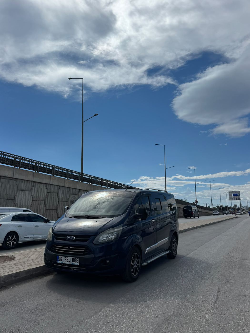 Şehir yolunda lacivert Ford Tourneo