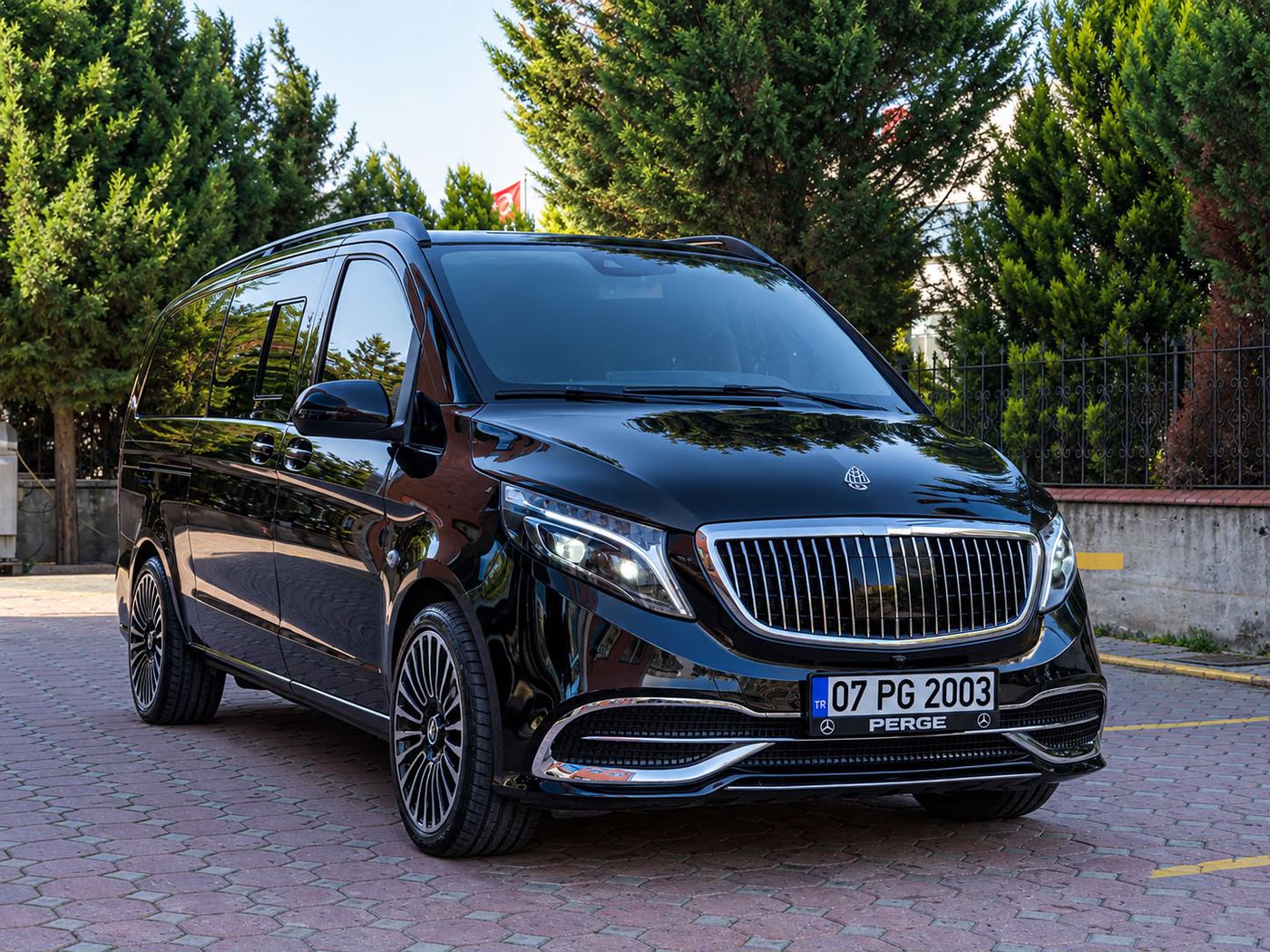 Siyah Mercedes V-Class VIP minibüs